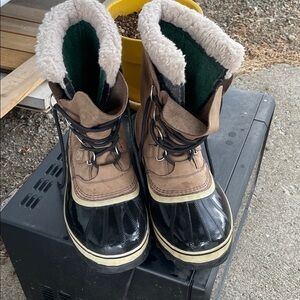Sorel Men's caribou size 10 Black and Brown Insulated waterproof Boots excellent